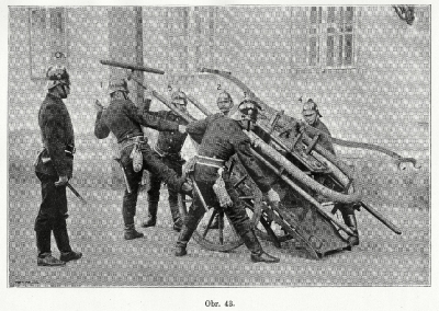 Prazsti hasici pri nacviku s rucni strikackou, po roce 1890